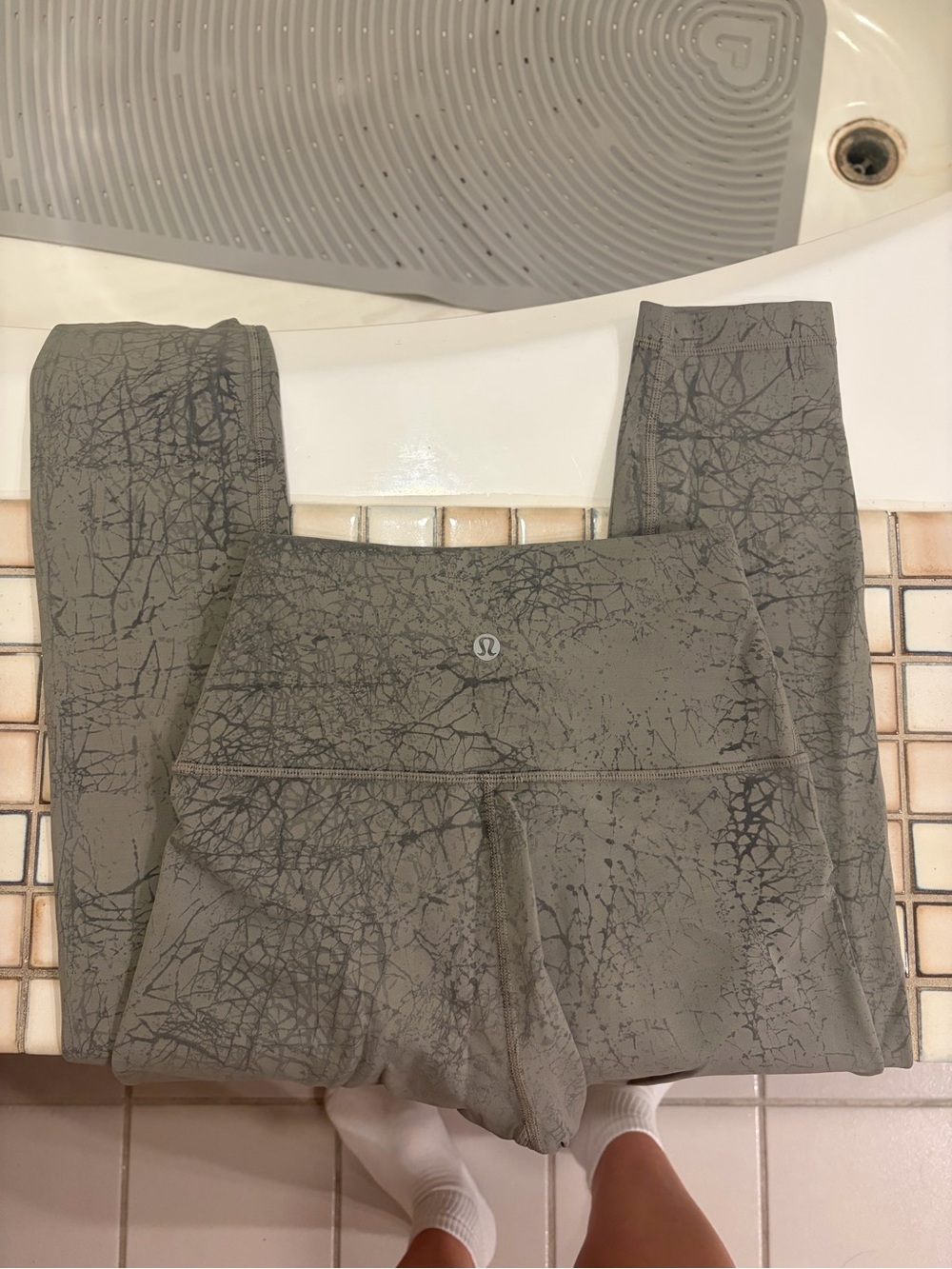 lululemon athletica womens wonder underOlive Gray Crackle-Print Leggings